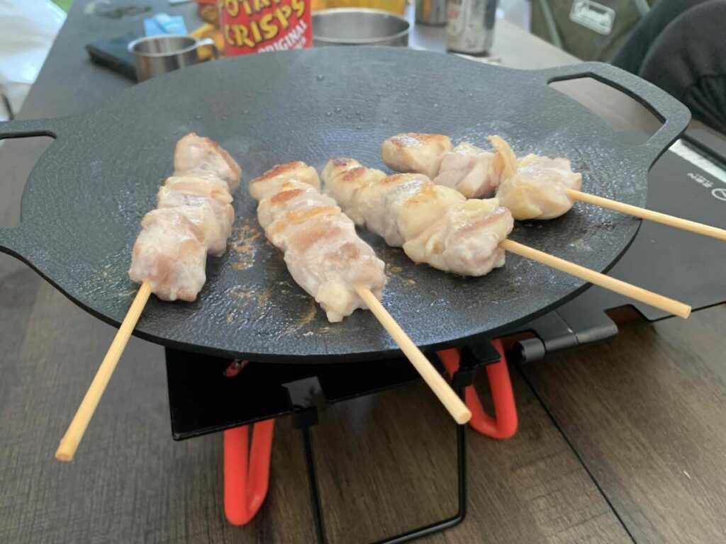 ダイソー「キャンプマルチグリドル」での焼き鳥
