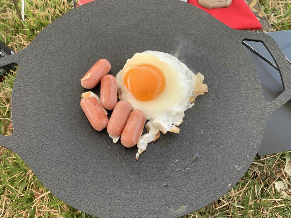 ダイソー「キャンプマルチグリドル」でのソーセージと目玉き