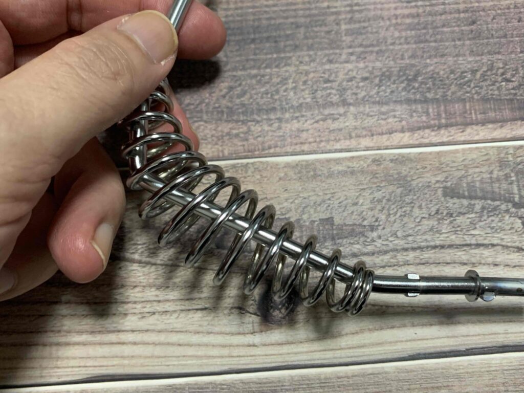 コイルスプリングをハンドルの端から抜く