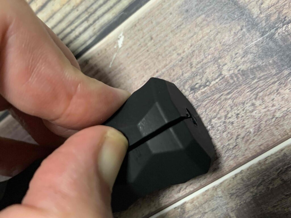 asigrip_6のスリットを指で広げる