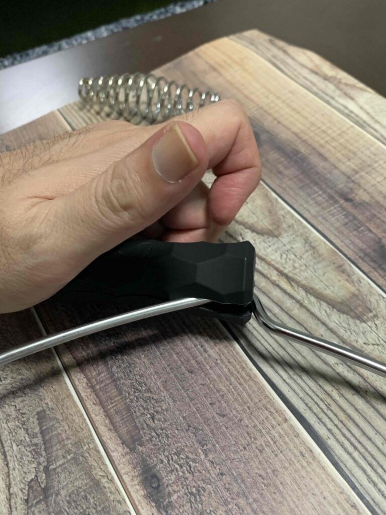 asigrip_6のスリットにハンドルをはめ込む