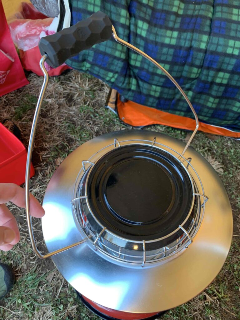 キャンプでasigrip_6のグリップを持ってレインボーストーブを持ち上げる